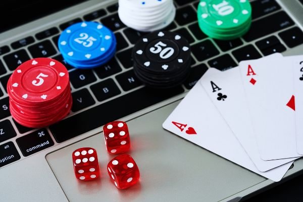 Live dealer table broadcast from sirkuitpoker studio